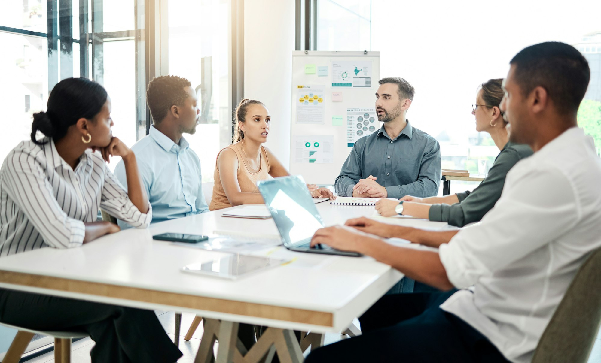 Marketing, gens d'affaires et réunions au bureau, en startup et dans une entreprise de marketing numérique pour le travail d'équipe.